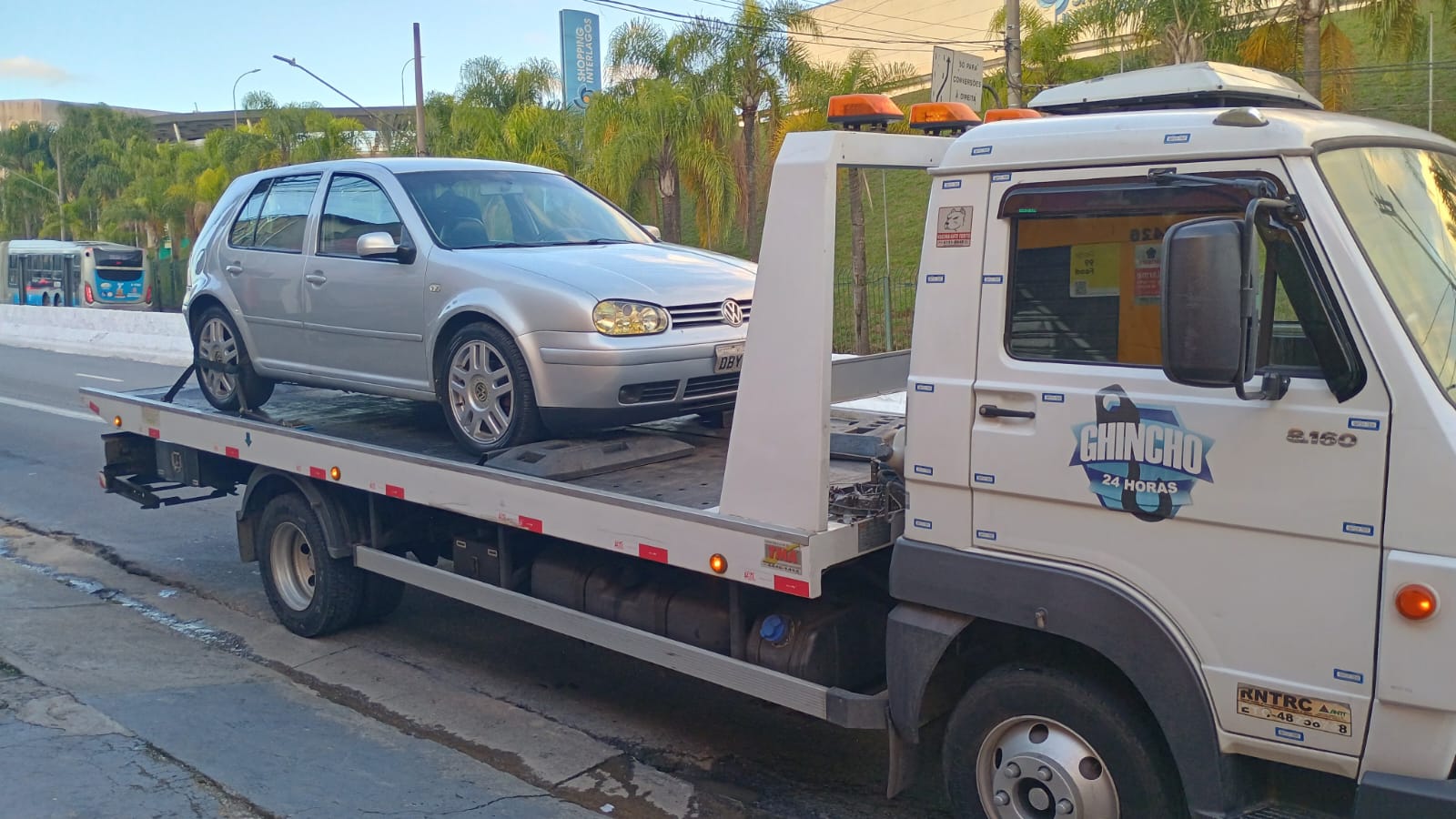 Volkswagen Golf prata transportado em guincho próximo ao Shopping Interlagos