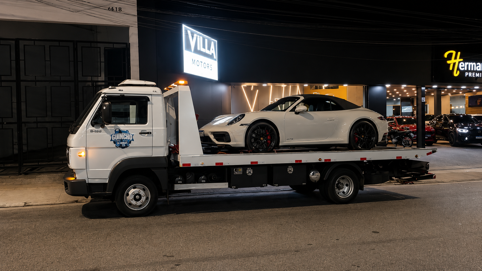 Porsche transportado em caminhão prancha à noite com iluminação cinematográfica